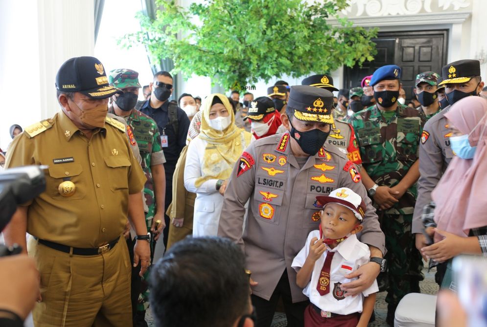 BANDARLAMPUNG – Kapolri Jenderal Pol Listyo Sigit Prabowo didampingi Gubernur Lampung Arinal Djunaidi dan Kapolda Lampung Irjen Pol Hendro Sugiatno meninjau vaksinasi serentak di Provinsi Lampung, bertempat di Gedung Graha Wangsa, Bandarlampung, Selasa (11/1/2022).