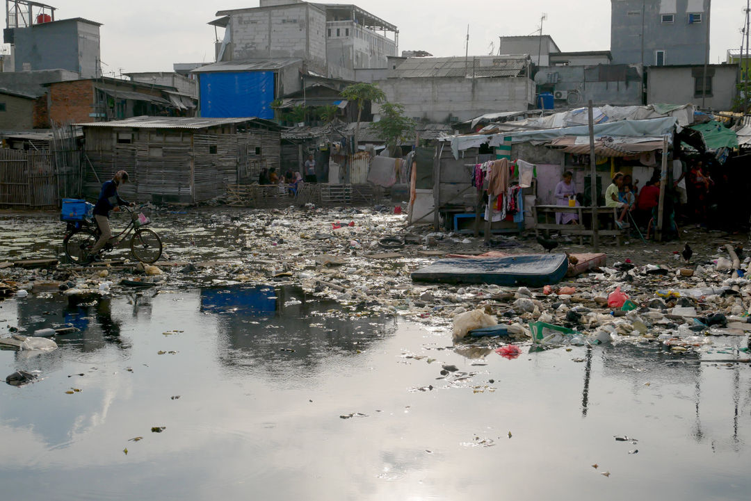 Aktivitas warga di perkampungan kumuh kawasan pesisir Muara Baru, Penjaringan, Jakarta Utara, Selasa, 11 Januari 2022. Foto: Ismail Pohan/TrenAsia.com