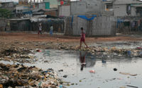 Aktivitas warga di perkampungan kumuh kawasan pesisir Muara Baru, Penjaringan, Jakarta Utara, Selasa, 11 Januari 2022. Foto: Ismail Pohan/TrenAsia.com