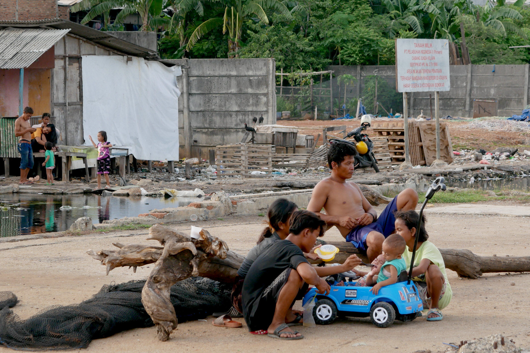 Aktivitas warga di perkampungan kumuh kawasan pesisir Muara Baru, Penjaringan, Jakarta Utara, Selasa, 11 Januari 2022. Foto: Ismail Pohan/TrenAsia.com