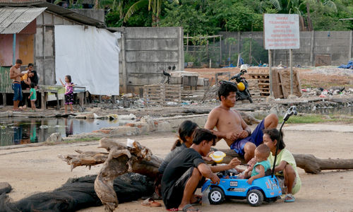 Aktivitas warga di perkampungan kumuh kawasan pesisir Muara Baru, Penjaringan, Jakarta Utara, Selasa, 11 Januari 2022. Foto: Ismail Pohan/TrenAsia.com