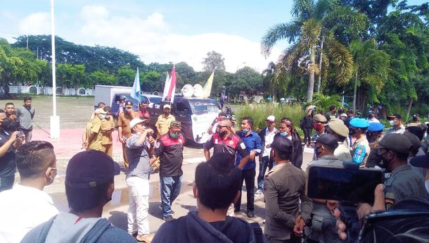 Pada Aksi Federasi Buruh Mabar, Bupati Tidak Bertemu Pendemo Sedangkan DPRD Sangat Membuka Diri