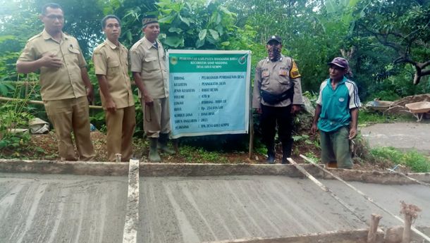 Polsek Sano Nggoang Awasi Pembangunan Jalan Rabat Beton di Golo Kempo