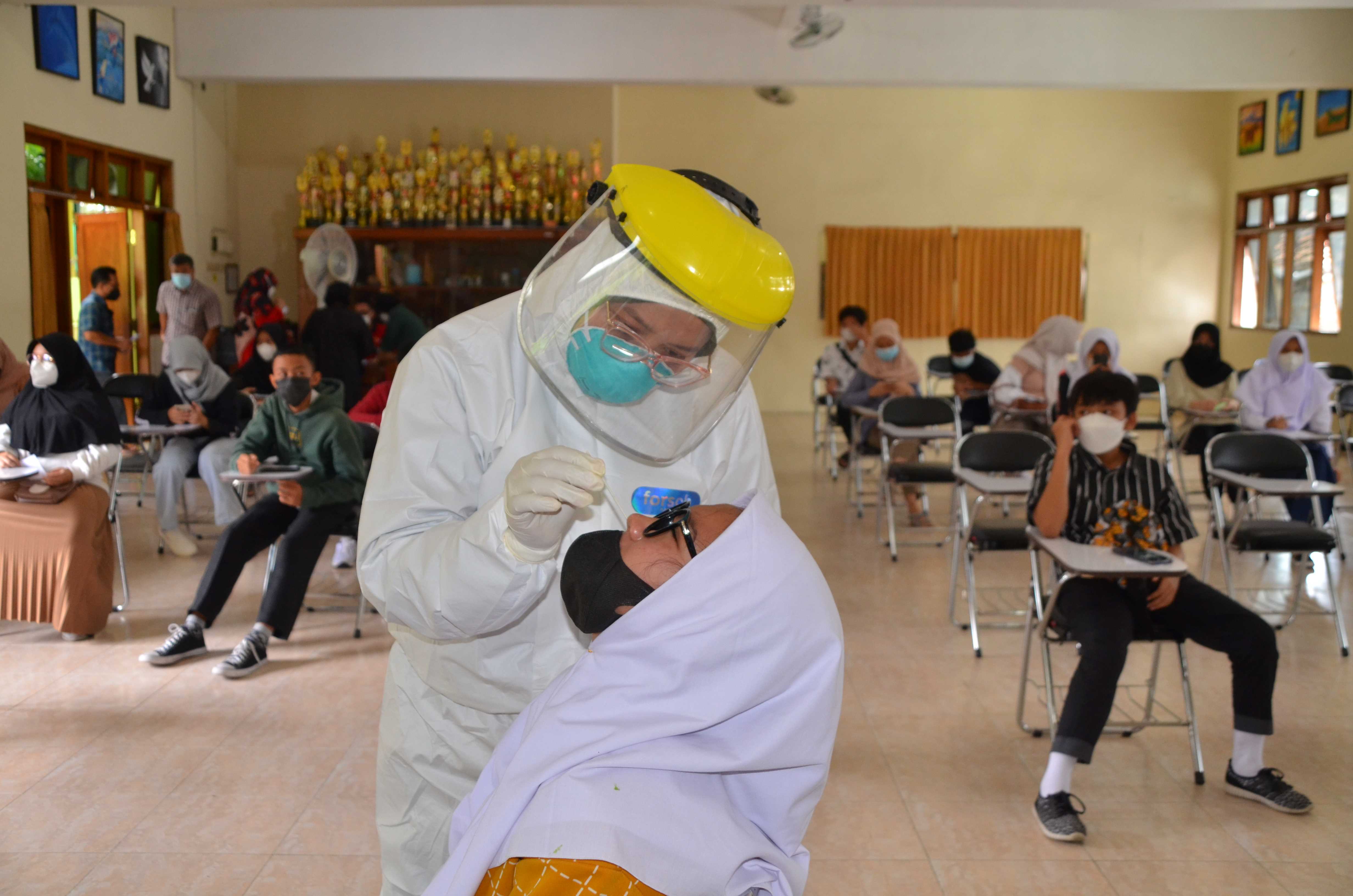Pemeriksaan Covid-19 secara acak di salah satu SMP di Kota Yogyakarta.
