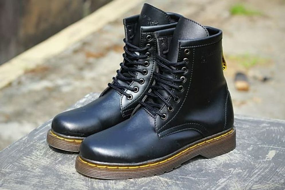 Sepatu dr martens asli on sale