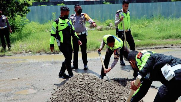 Sat Lantas Polres Mabar Gotong Royong Perbaiki Jalan Berlubang di Labuan Bajo