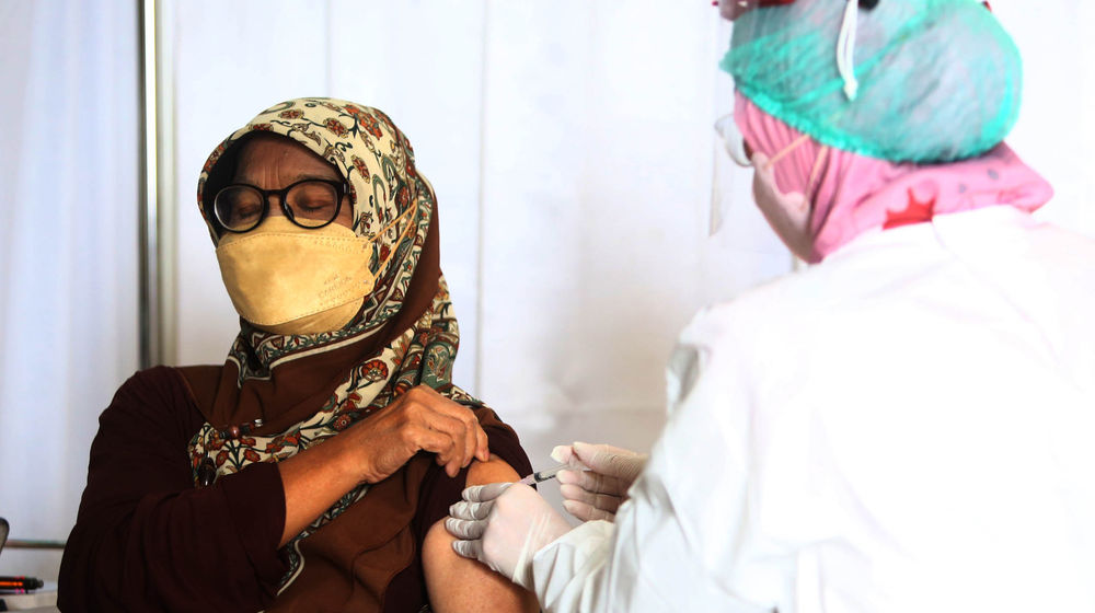 Penyuntikan Vaksin Booster Tangsel - Panji 7.jpg