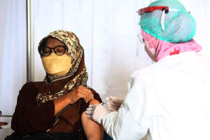 Penyuntikan Vaksin Booster Tangsel - Panji 7.jpg