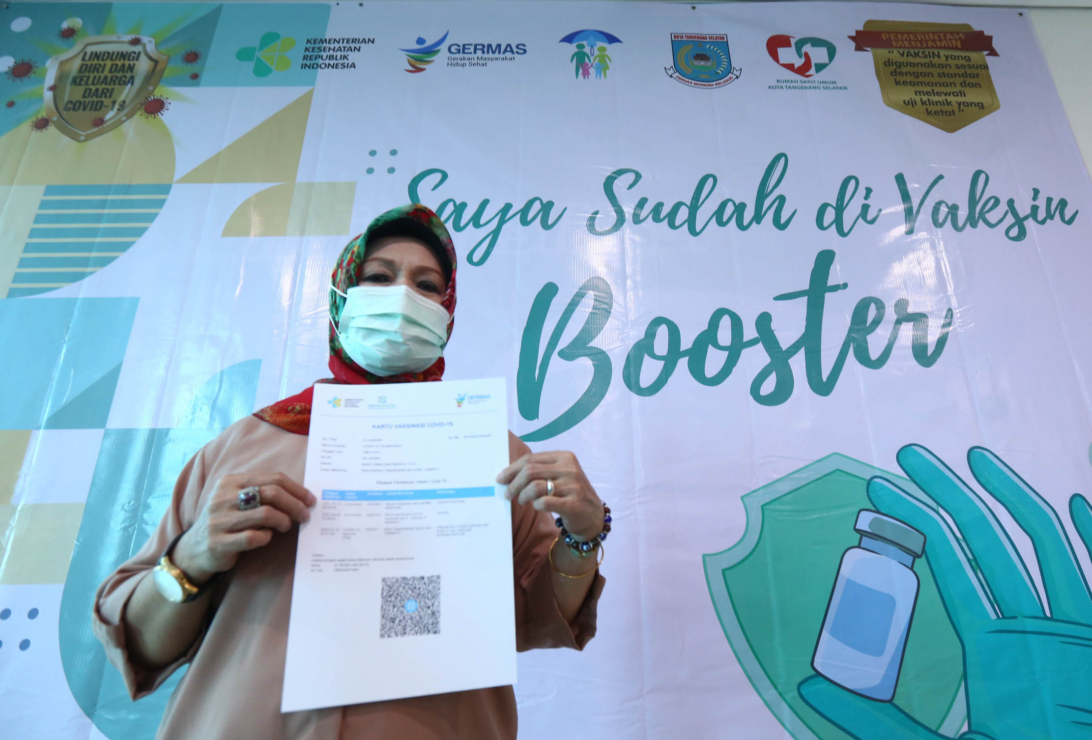 Nampak sejumlah lansia tengah menerima dosis ke 3 vaksin Covid-19 atau vaksin booster di RSUD Tangerang Selatan, Rabu 12 Januari 2022. Foto : Panji Asmoro/TrenAsia