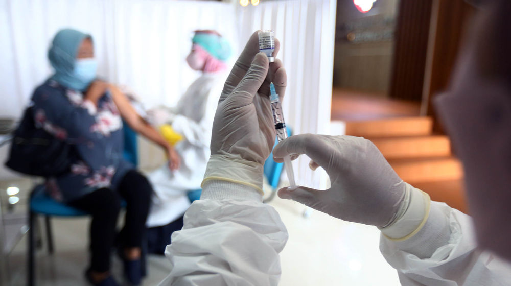 Penyuntikan Vaksin Booster Tangsel - Panji 1.jpg