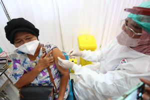 Penyuntikan Vaksin Booster Tangsel - Panji 6.jpg