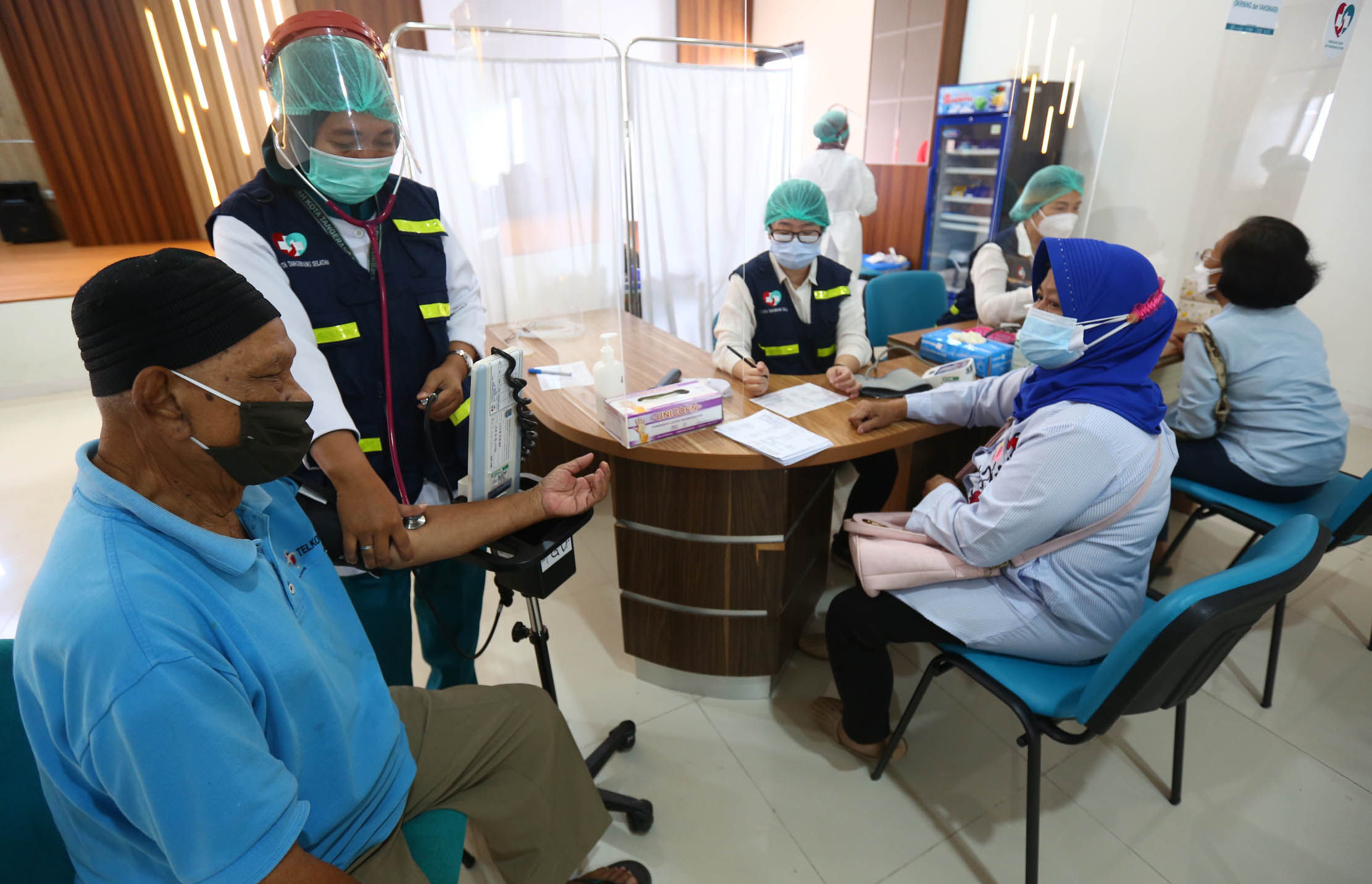 Nampak sejumlah lansia tengah menerima dosis ke 3 vaksin Covid-19 atau vaksin booster di RSUD Tangerang Selatan, Rabu 12 Januari 2022. Foto : Panji Asmoro/TrenAsia