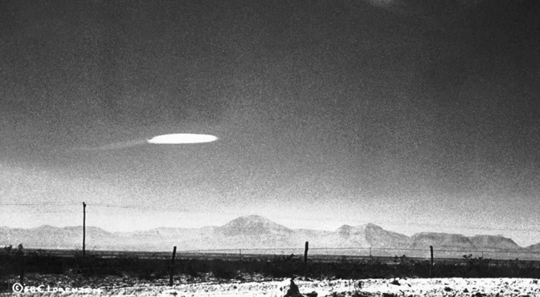 Sebuah foto terkenal yang diambil oleh pegawai pemerintah dari fenomena udara tak dikenal di atas Holloman Air Development Center Amerika pada 16 Oktober 1957. Objek itu mungkin merupakan teknologi rahasia Amerika/Wikipedia