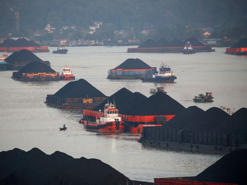 Kapal tongkang batu bara terlihat mengantre untuk ditarik di sepanjang sungai Mahakam di Samarinda, Provinsi Kalimantan Timur, Indonesia, 31 Agustus 2019.