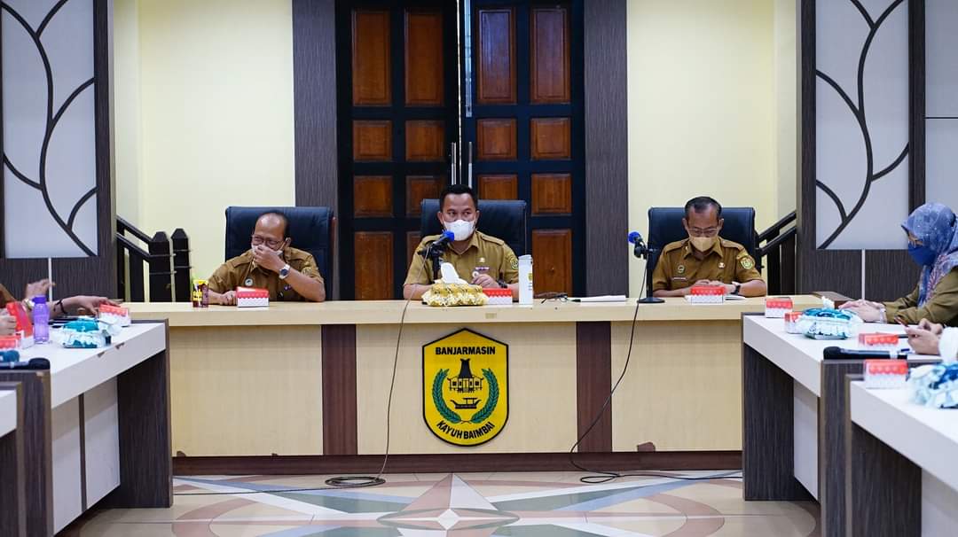 Sekretaris Daerah Kota Banjarmasin, Ikhsan Budiman memimpin rapat koordinasi rencana percepatan capaian Vaksinasi Lansia Kota Banjarmasin yang berlangsung di Aula Kayuh Baimbai Balaikota Banjarmasin, Senin (10/1/2022).