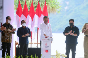 Jokowi Resmikan Holding BUMN Pariwisata di Pantai Kuta Mandalika.jpg