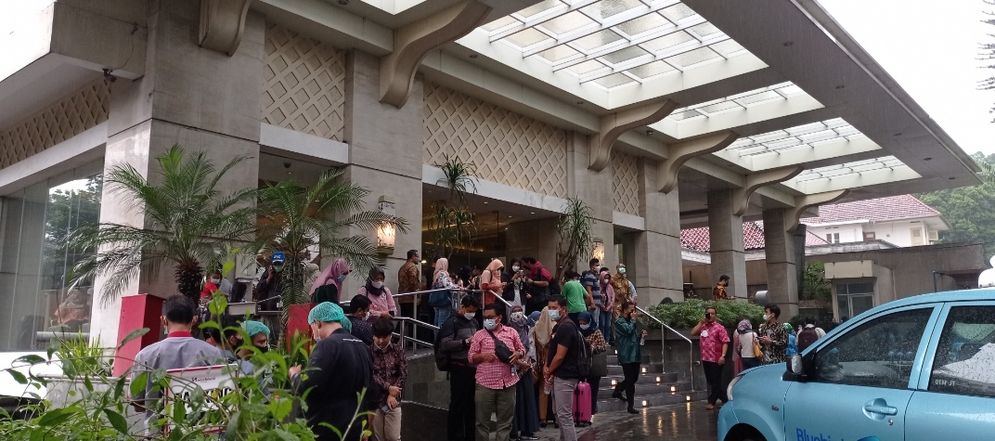 Suasana di depan  Hotel Swiss  Bell Bogor pascagempa