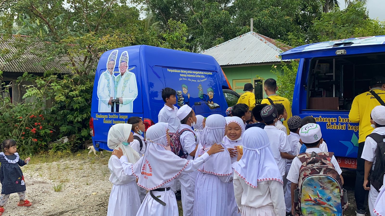 Siswa sekolah dasar menyerbu perpustakaan keliling Dispersip Kalsel.