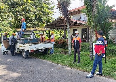 Anggota Komisi III DPRD Kota Manado, Lucky Datau (membelakangi kamera, tidak memakai helm), turun langsung melakukan pengawasan pekerjaan perbaikan yang dilakukan oleh PLN. (Foto:Istimewa)