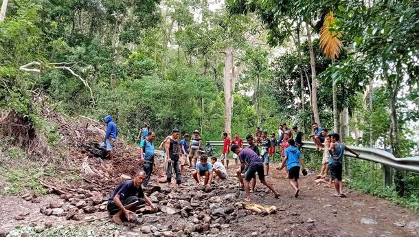 Warga Dusun Mok, Desa Mbengan Kembali Bergotong Royong Perbaiki Jalan Rusak