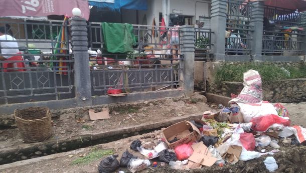 Miris, Sampah Menumpuk di Sepanjang Jalan Pasar Tradisional Wae Kesambi Labuan Bajo