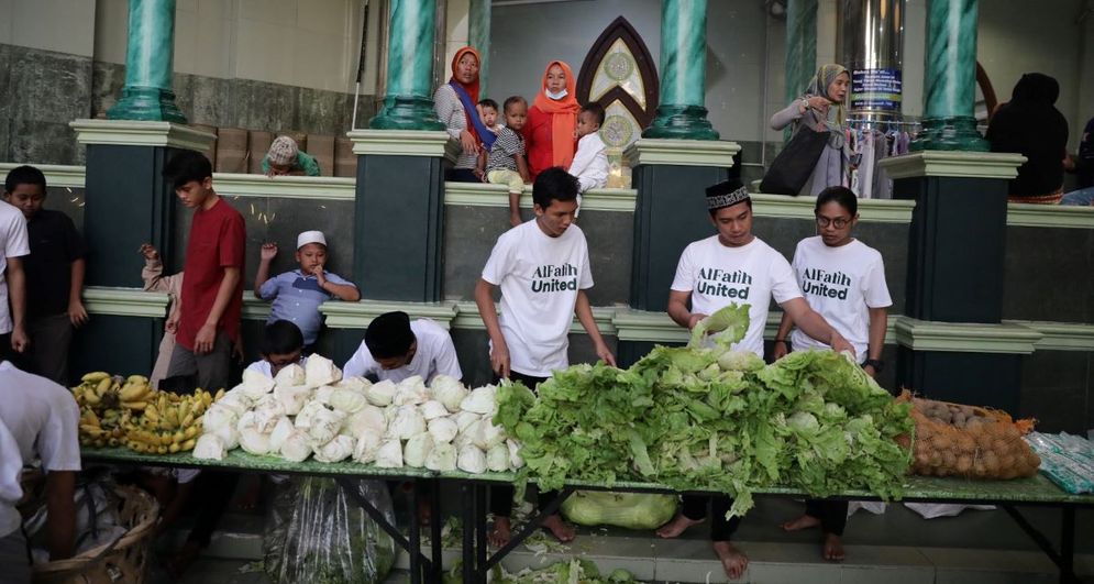 Al Fatih United membagikan sayur dan buah kepada jemaah Masjid Al Musannif