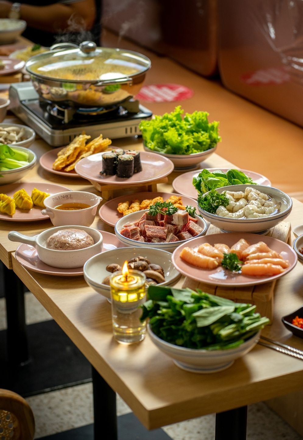 Salah satu tempat rekomendasi untuk menyantap steamboat di Kota Bengkulu adalah Restoran Lavenrice di Jalan Kapuas Raya, Kelurahan Padang Harapan, Kecamatan Gading Cempaka, Kota Bengkulu.