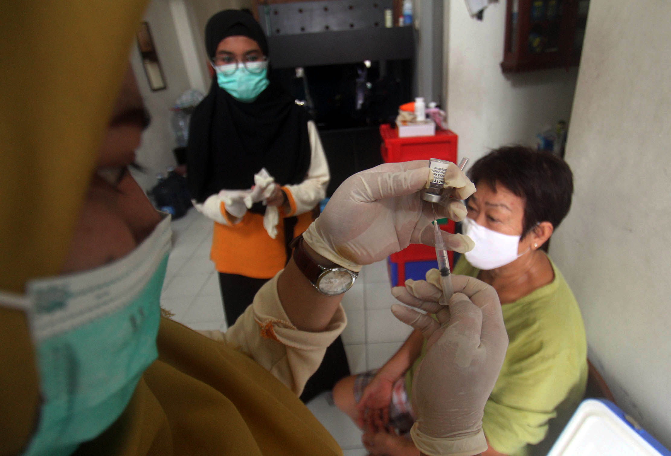 Pelaksanaan vaksinasi dosis ke 3 atau booster yang ditujukan untuk para lansia di kawasan Perumahan Banjar Wijaya Kecamatan Cipondoh Kota Tangerang, Senin 17 Januari 2022. Foto : Panji Asmoro/TrenAsia