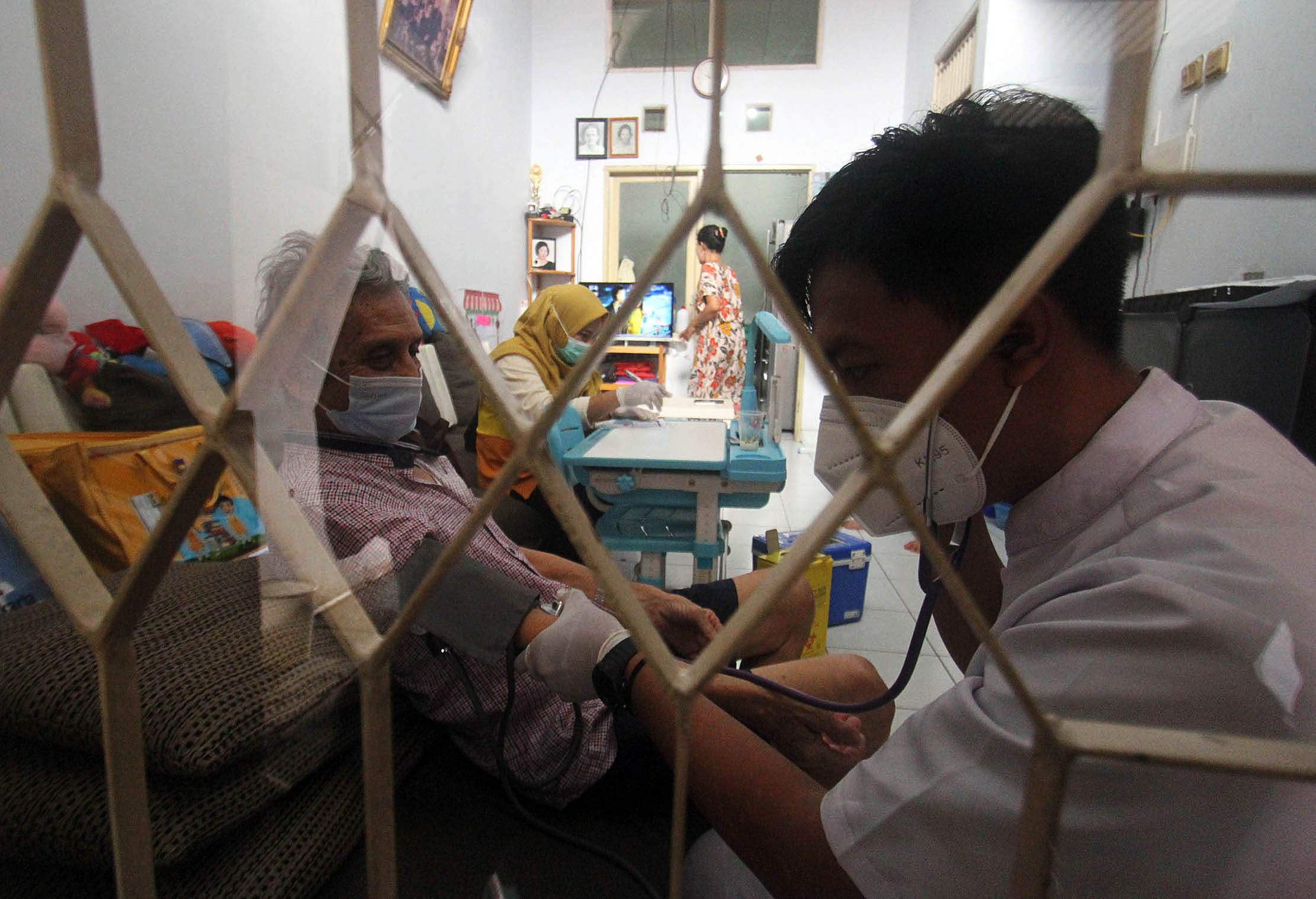 Pelaksanaan vaksinasi dosis ke 3 atau booster yang ditujukan untuk para lansia di kawasan Perumahan Banjar Wijaya Kecamatan Cipondoh Kota Tangerang, Senin 17 Januari 2022. Foto : Panji Asmoro/TrenAsia