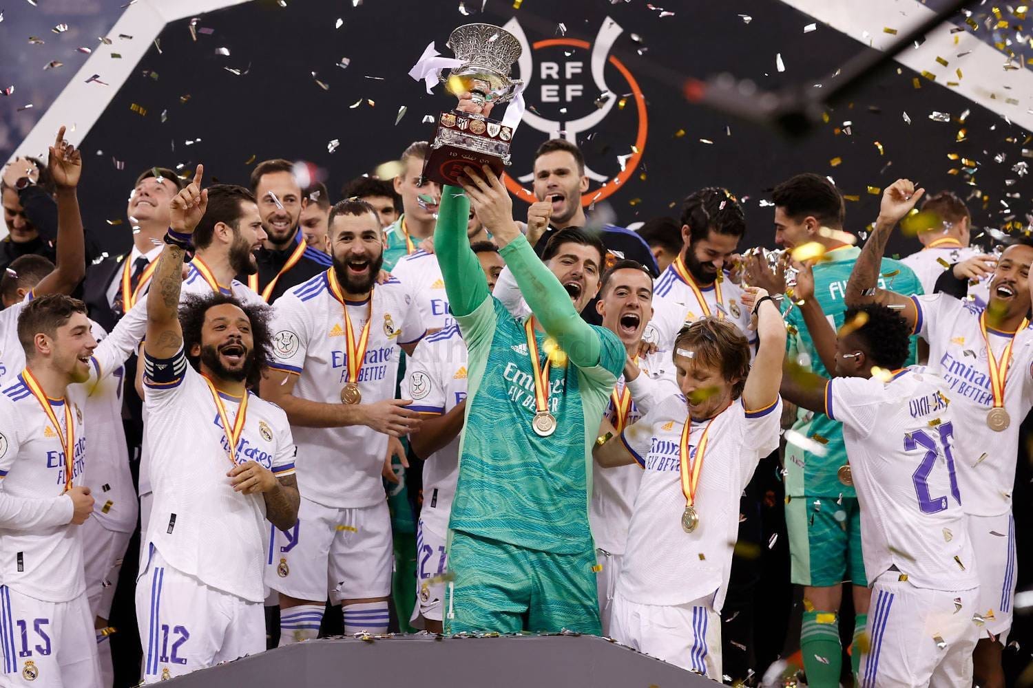 Pemain Real Madrid mengangkat piala Super Spanyol setelah berhasil mengalahkan Atletico Bilbao 2-0.