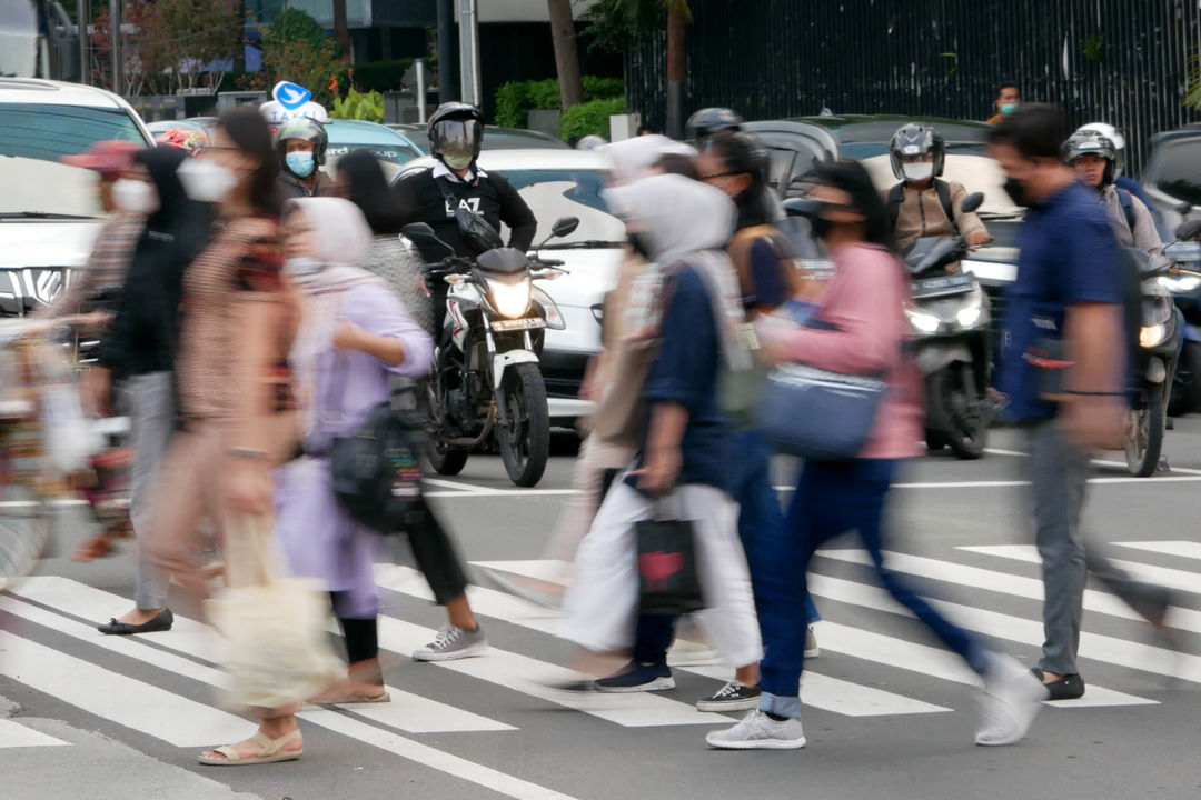 Aktivitas warga saat jam pulang kerja di kawasan Thamrin, Jakarta, Senin, 17 Januari 2022. Foto: Ismail Pohan/TrenAsia