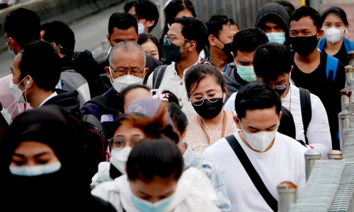 Aktivitas warga saat jam pulang kerja di kawasan Thamrin, Jakarta, Senin, 17 Januari 2022. Foto: Ismail Pohan/TrenAsia
