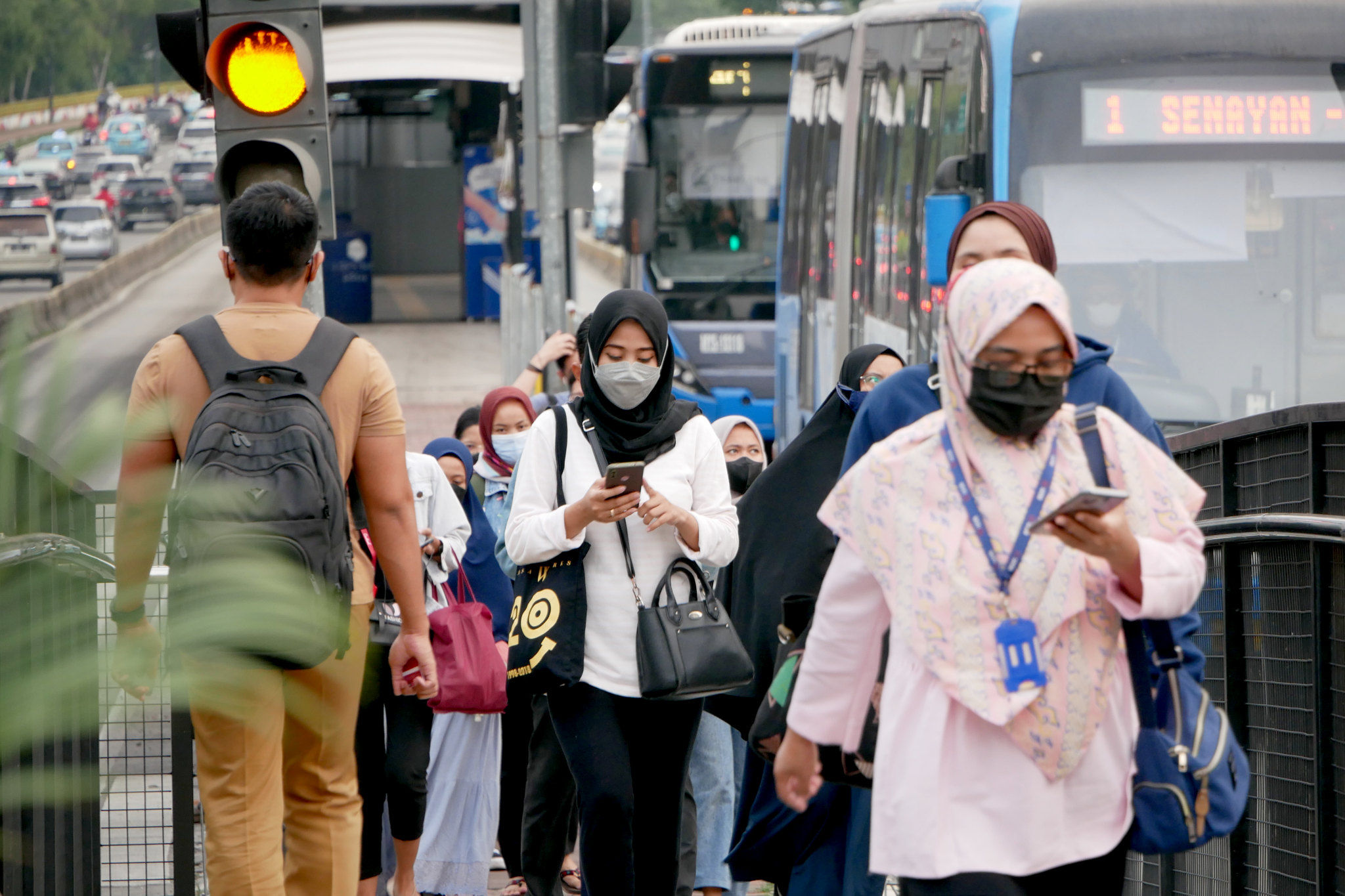 Aktivitas warga saat jam pulang kerja di kawasan Thamrin, Jakarta, Senin, 17 Januari 2022. Foto: Ismail Pohan/TrenAsia