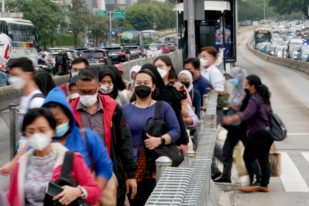 Aktivitas warga saat jam pulang kerja di kawasan Thamrin, Jakarta, Senin, 17 Januari 2022. Foto: Ismail Pohan/TrenAsia