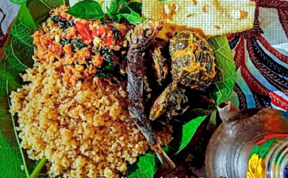 Nasi Tiwul khas Jawa, terbuat dari gaplek dengan tekstur kenyal dan rasa manis alami, disajikan dengan lauk tradisional seperti ikan asin dan sambal