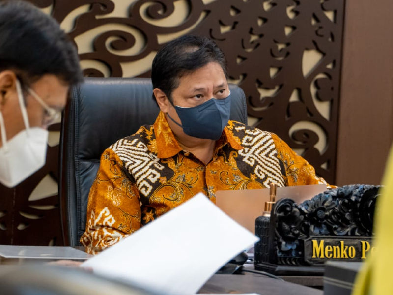 Menteri Koordinator Bidang Perekonomian Airlangga Hartarto ketika memimpin Rapat Komite Pengarah BPDPKS, di Jakarta, Selasa, 18 Januari 2022.