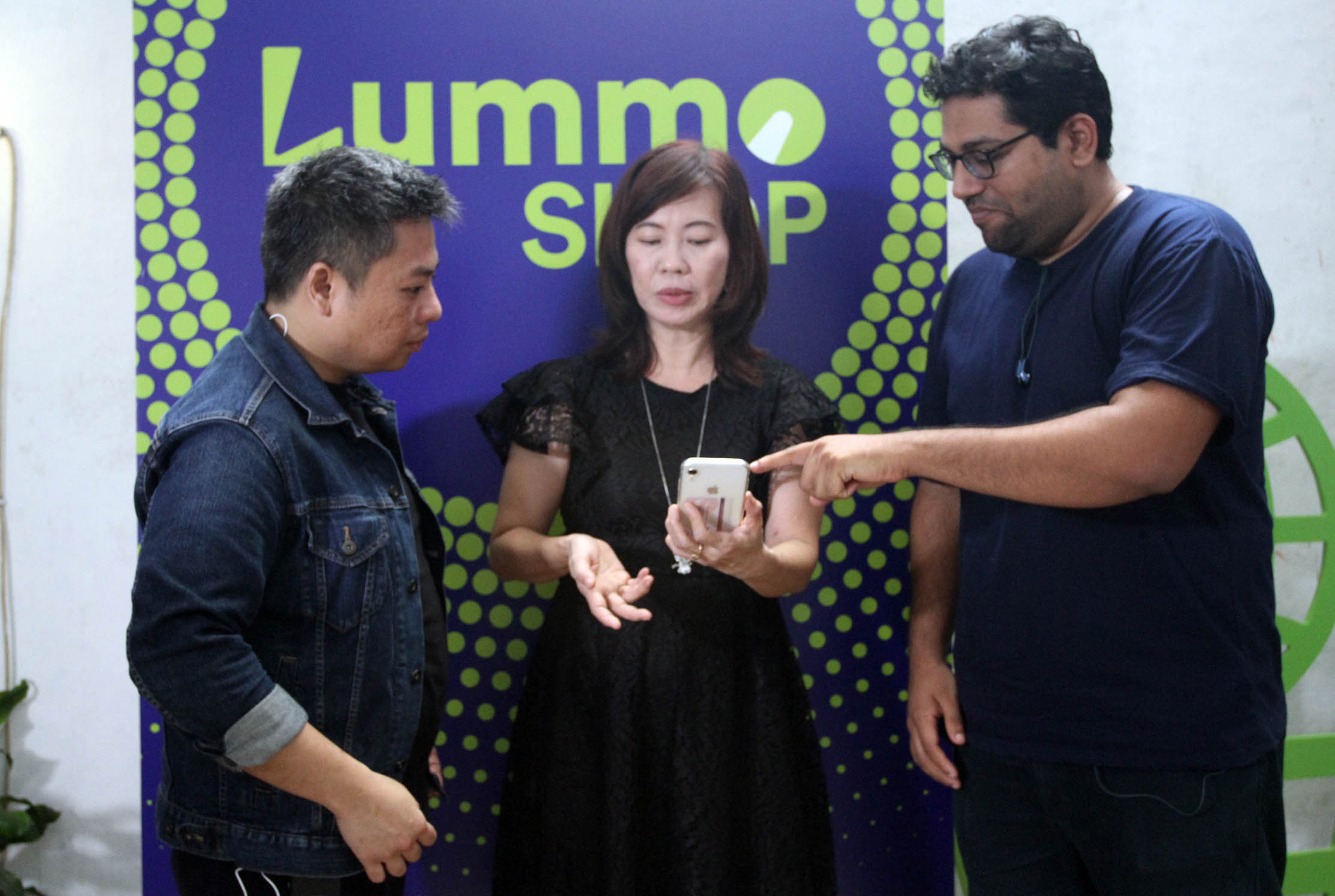 Founder dan CEO Lummo Krishnan Menon (kanan),Owner Salam Resto  Dewi (tengah) dan VP Community and Merchant Success Lummo Fandi Silalahi (kiri) berbincang dalam acara re-branding TOKKO di Jakarta, Rabu 19 Januari 2022. Foto : Panji Asmoro/TrenAsia.