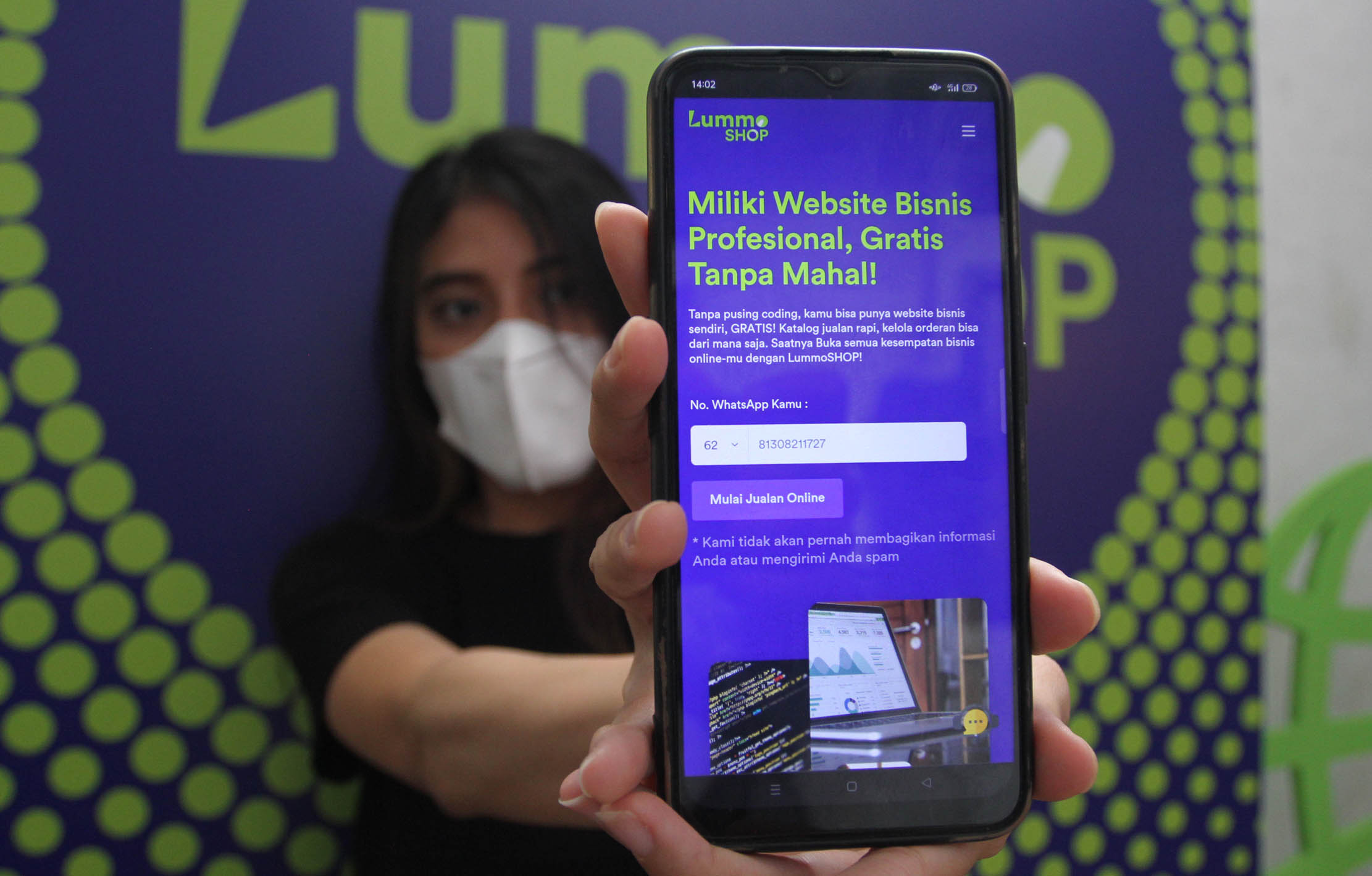 Seorang model menunjukkan aplikasi dalam acara re-branding TOKKO di Jakarta, Rabu 19 Januari 2022. Foto : Panji Asmoro/TrenAsia.