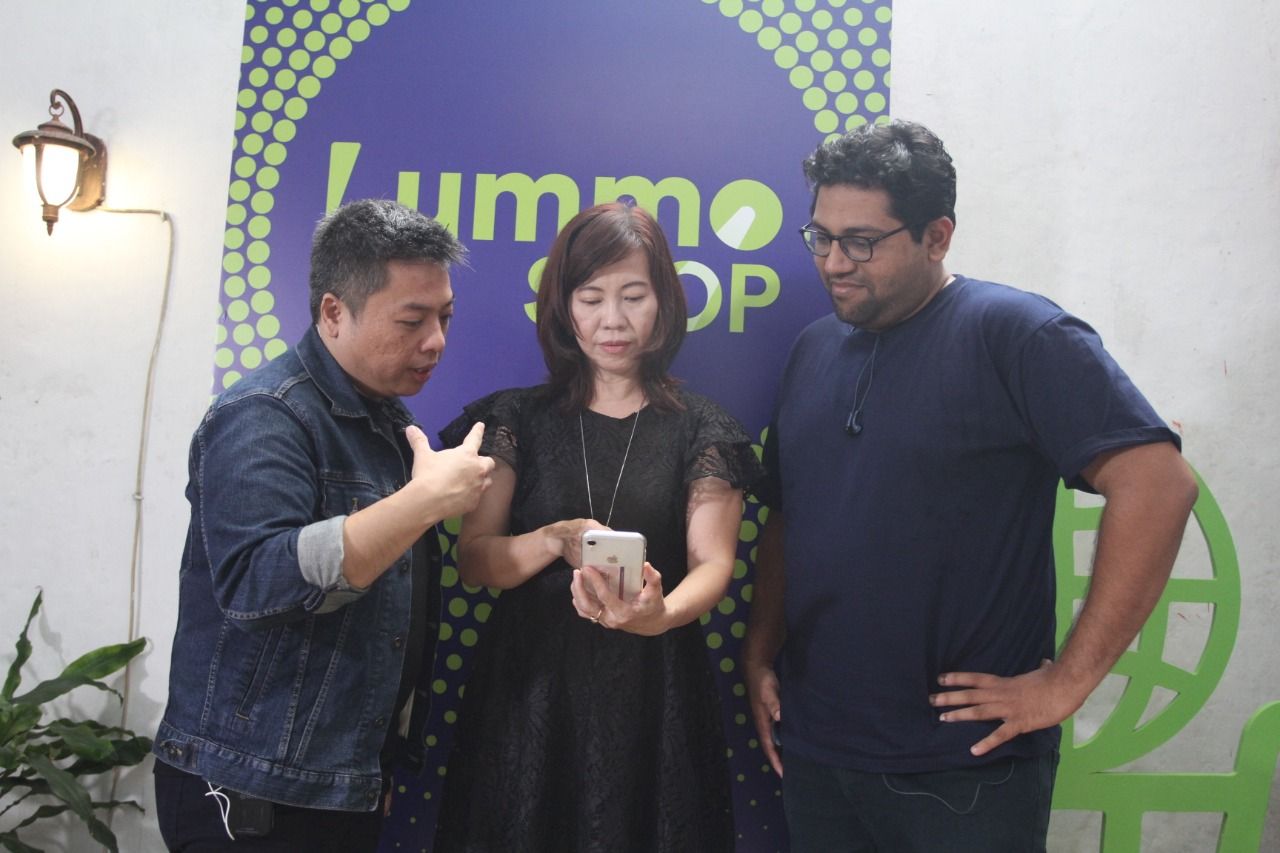 Krishnan Menon, Founder dan CEO Lummo (kanan), bersama Dewi, Salam Resto Owner (tengah) dan Fandi Silalahi, VP Community and Merchant Success Lummo (kiri) berbincang dalam acara konferensi pers Lummo di Jakarta, Rabu (19/1/2022)