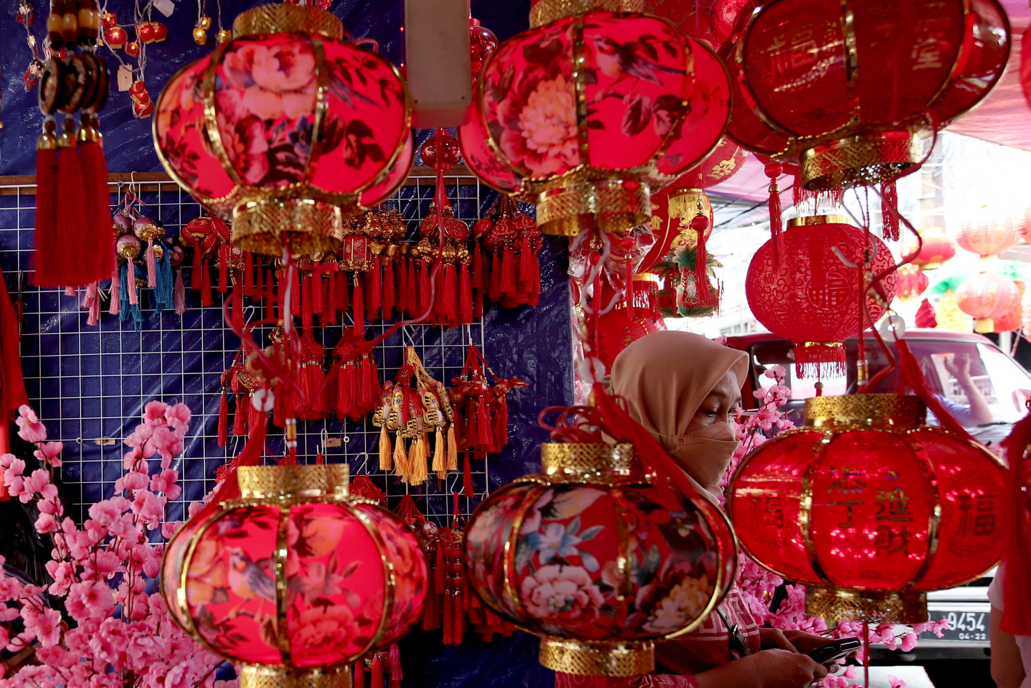 Warga melihat beragam pernak-pernik yang dijajakan di kios pedagang kawasan Pecinan-Pancoran Glodok, Jakarta, Kamis, 20 Januari 2021. Foto: Ismail Pohan/TrenAsia