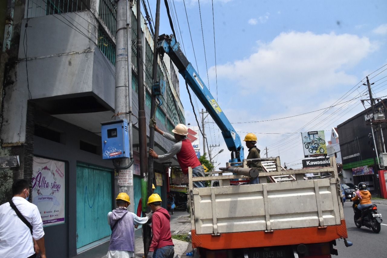 Penertiban tiang kabel fiber optik oleh Diskominfosan dan Satpol PP Kota Yogyakarta.