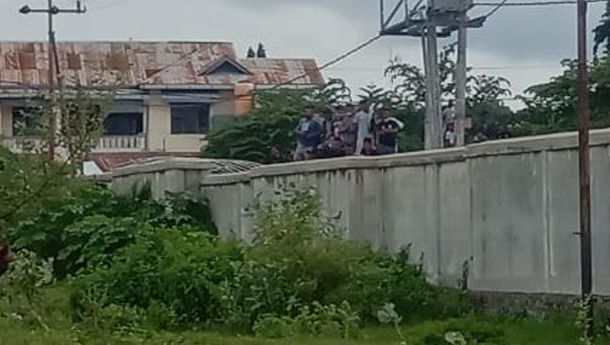 Demi Saksikan Laga Final Askab Cup 1 Sikka Sore Ini, Sejumlah Suporter Nekad Panjat di Luar Stadion Samador