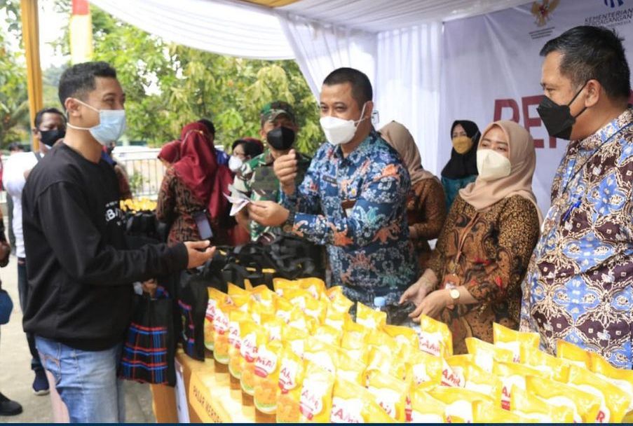 Pembukaan operasi pasar minyak goreng di Samarinda, Kamis (20/1/2022)