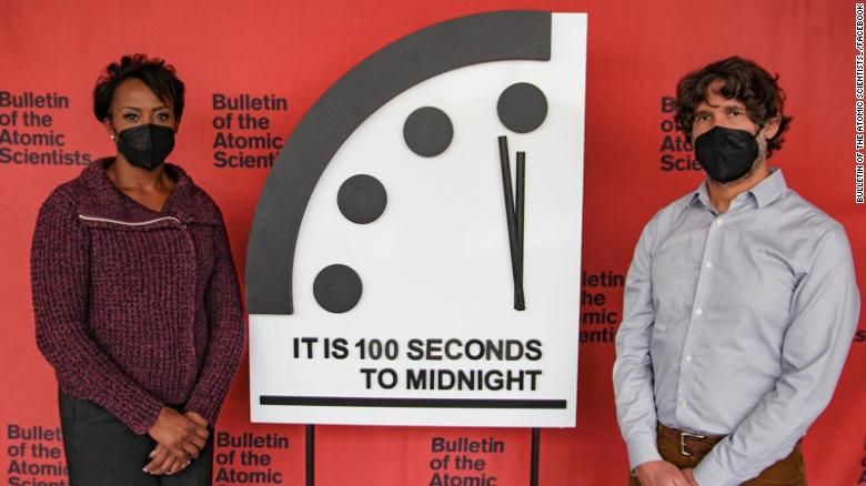 Jam Kiamat tetap pada 100 detik hingga tengah malam pada tahun 2022 -- waktu yang sama dengan yang ditetapkan sejak tahun 2020.