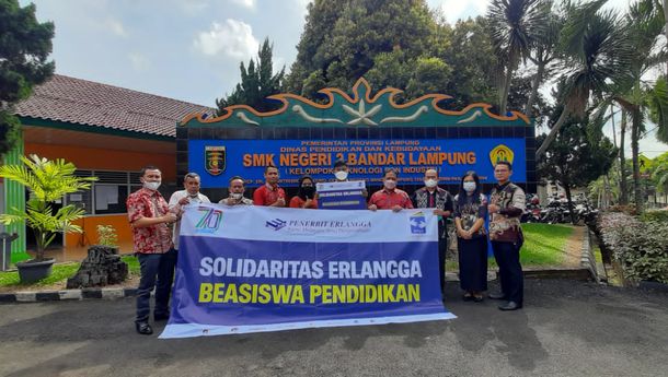 Penerbit Erlangga Lampung Beri Beasiswa kepada Anak Yatim Piatu Korban Covid-19