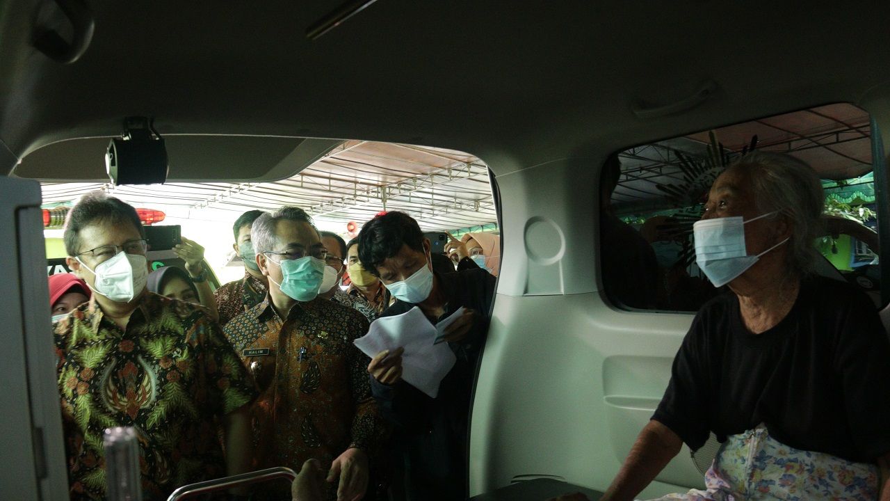 Menteri Kesehatan Budi Gunadi Sadikin saat meninjau pelaksanaan vaksinasi COVID-19 di Kabupaten Bantul.
