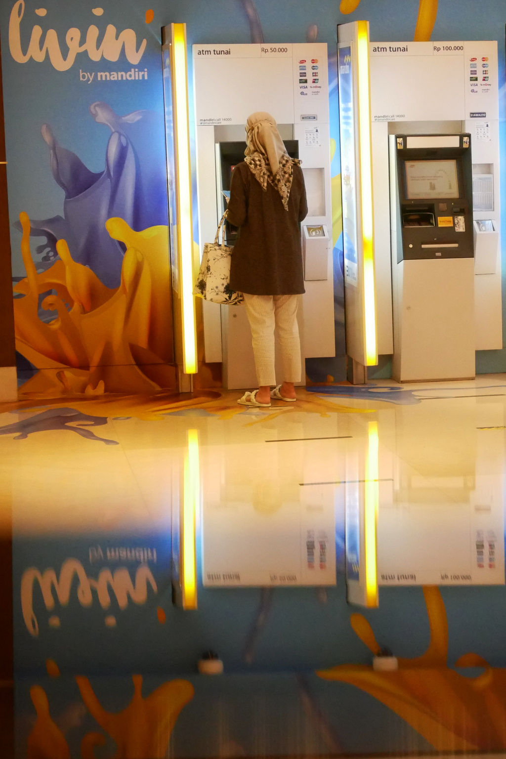 Nasabah melakukan transaksi dengan mesin ATM berlogo Livin' by Mandiri di kantor Cabang Bank Mandiri, Jakarta, Jum'at, 21 Januari 2022. Foto: Ismail Pohan/TrenAsia