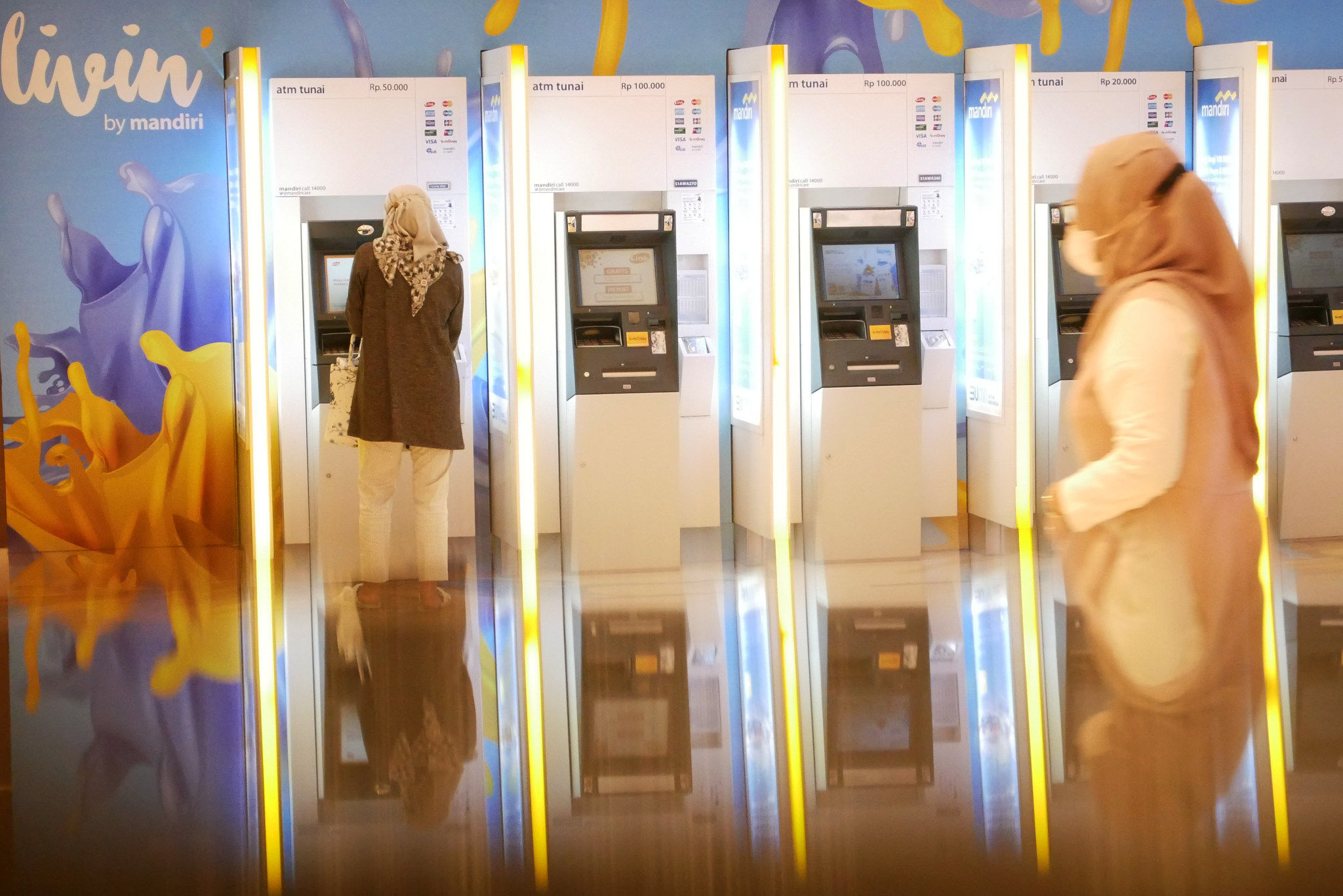 Nasabah melakukan transaksi dengan mesin ATM berlogo Livin' by Mandiri di kantor Cabang Bank Mandiri, Jakarta, Jum'at, 21 Januari 2022. Foto: Ismail Pohan/TrenAsia