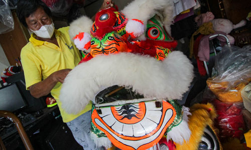 Seorang pengrajin barongsai Kim Tjoan sedang membersihkan stok barongsainya di kawasan Kampung Eretan Kecamatan Karawaci Kota Tangerang, Jumat 21 Januari 2022. Foto : Panji Asmoro/TrenAsia