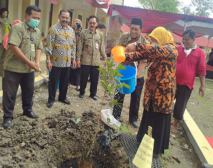 Mantan Walikota Solo Sumbang Pohon Kelengkeng untuk SMPN 18 Solo